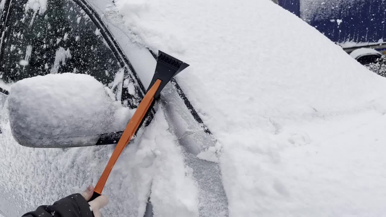 清理汽车上的积雪视频素材