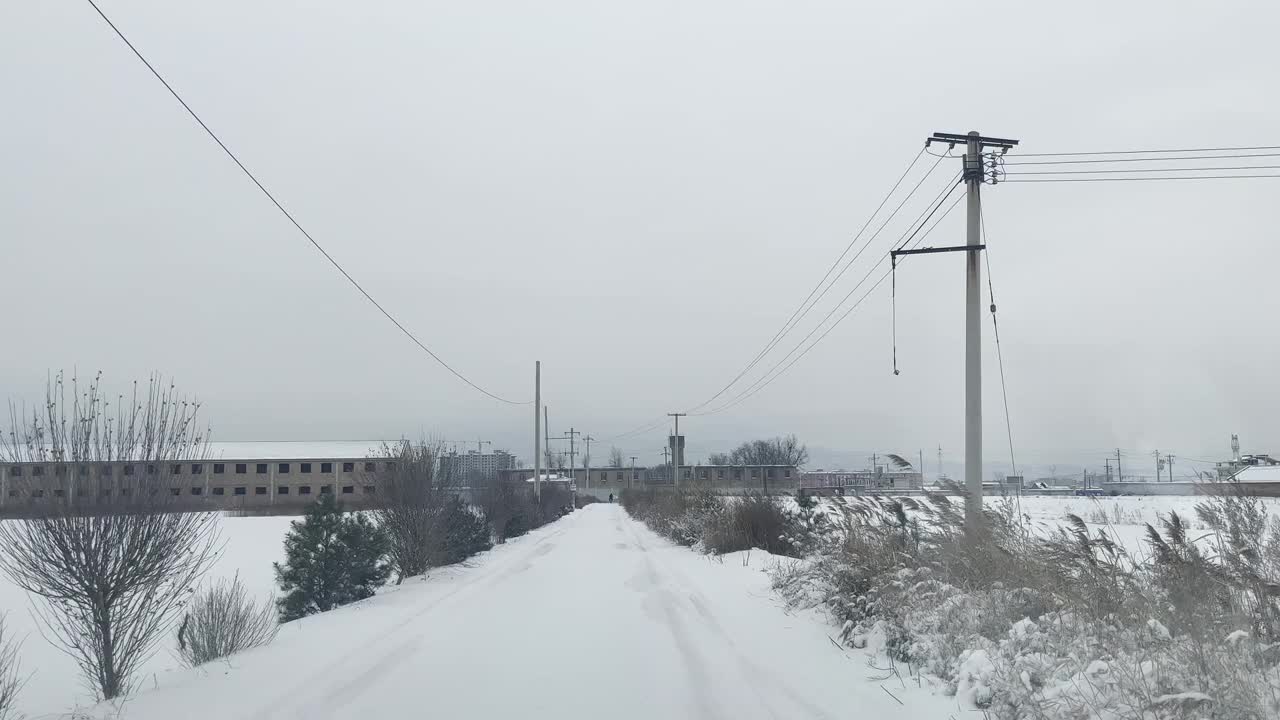 被雪覆盖的道路的景象视频下载