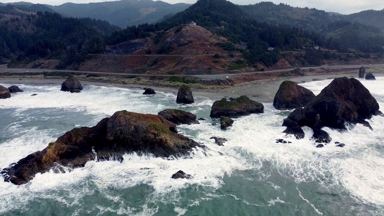 沿海岩层的无人机空中飞行视图视频素材