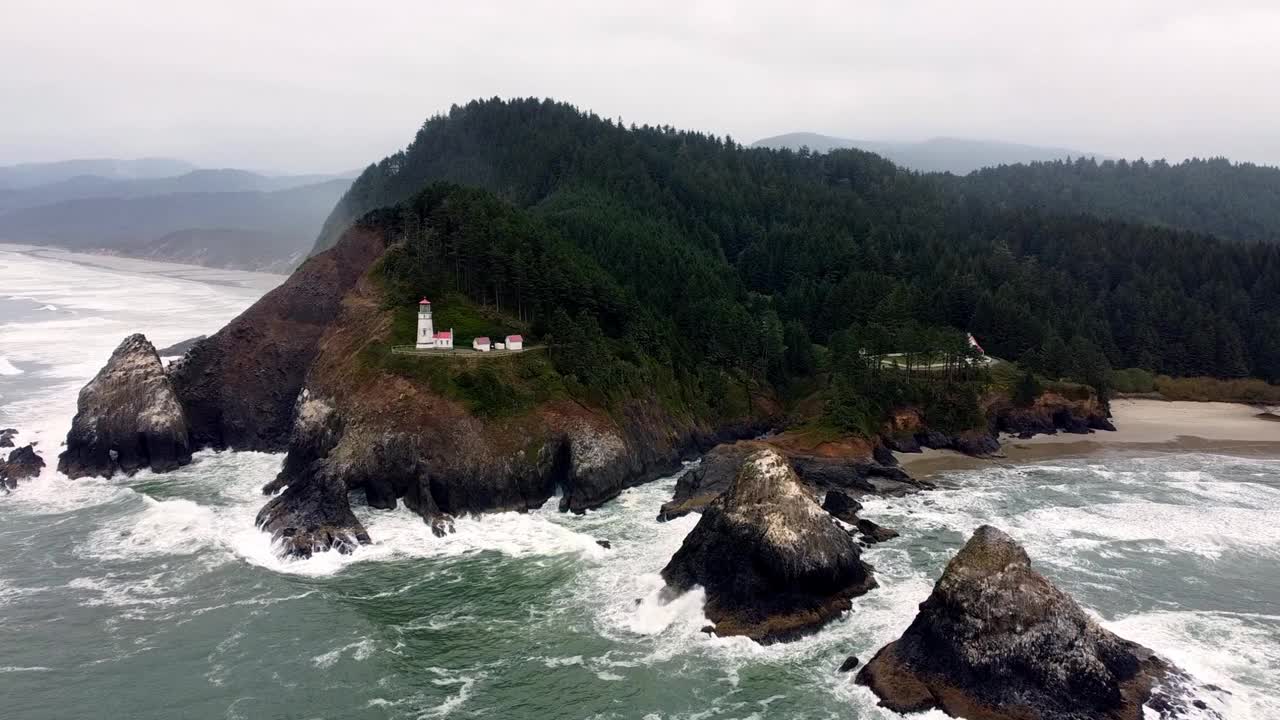 海浪撞击的无人机鸟瞰图视频素材