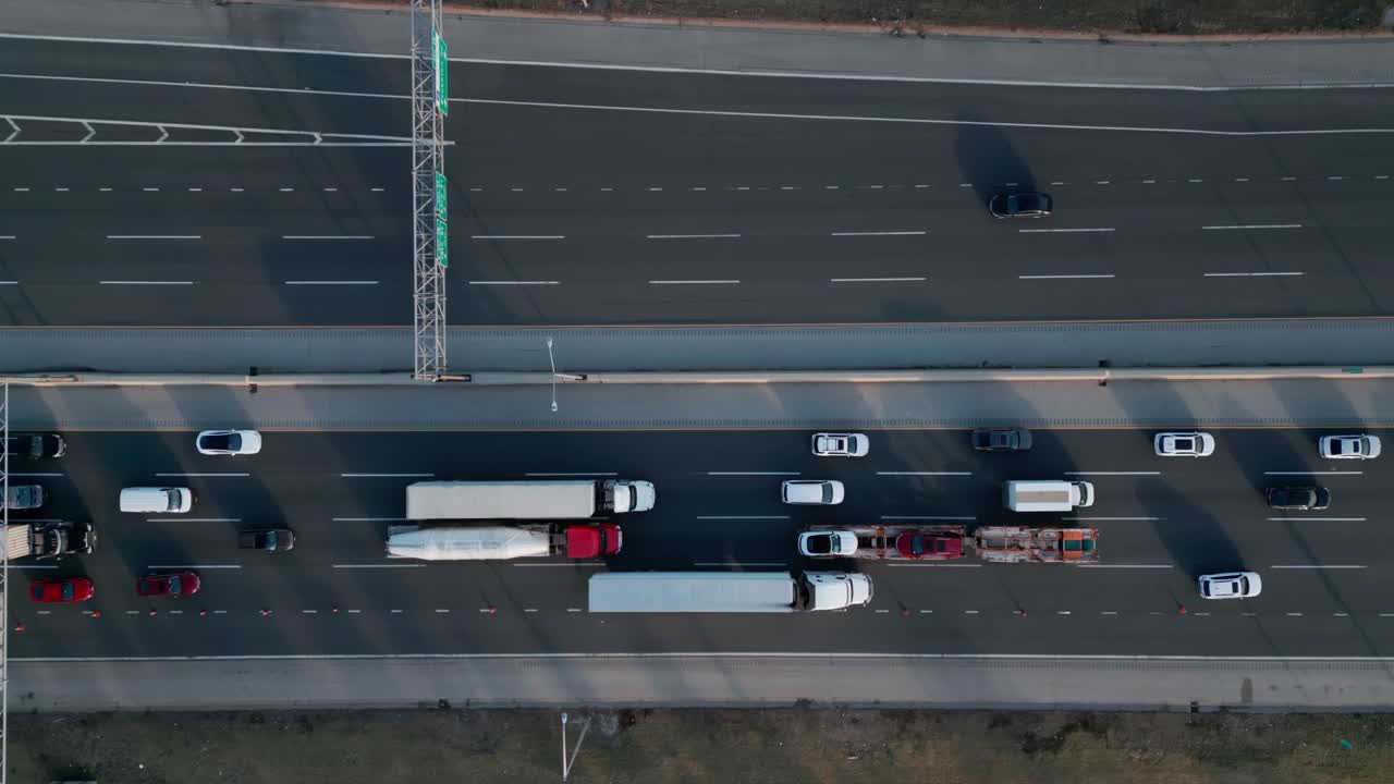 空中无人机飞行从上往下看繁忙的城市高峰时间交通拥堵的高速公路。视频素材