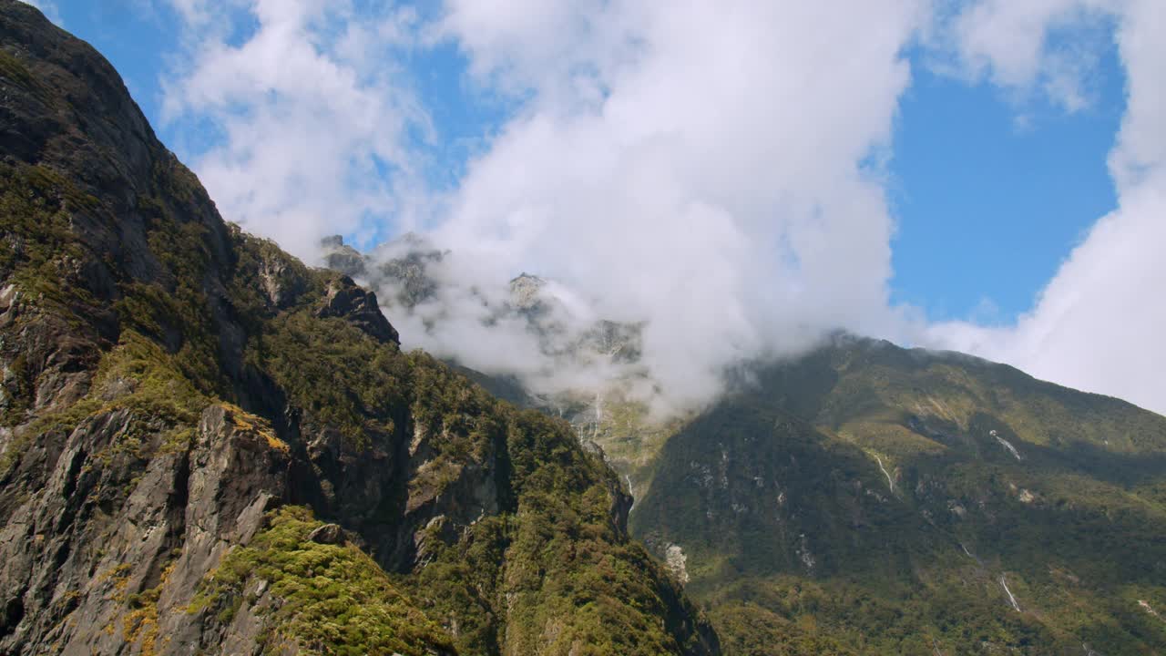 壮观的标志性景观，瀑布从米尔福德湾的山上流入海洋视频素材