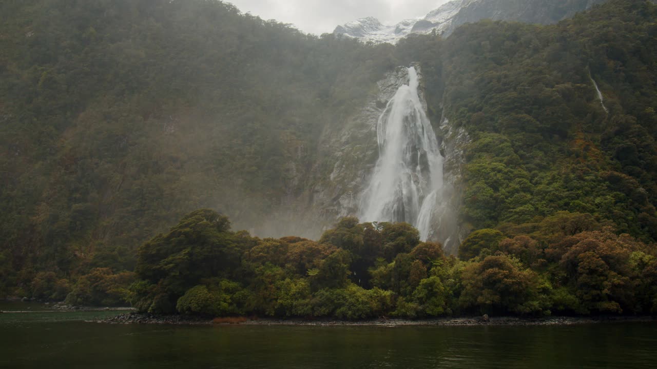 壮观的标志性瀑布从山上流入海洋视频素材