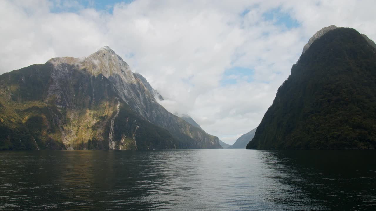 壮丽的标志性景观，山与海在米尔福德湾视频素材