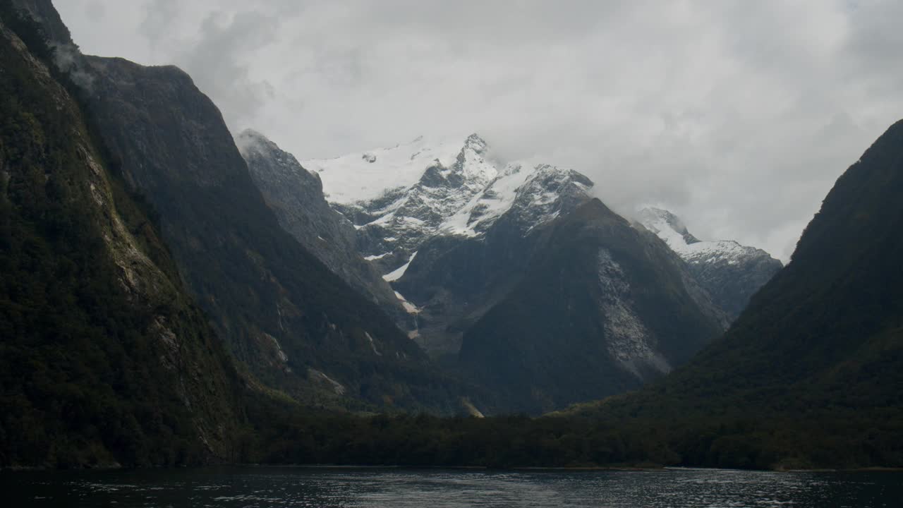 壮丽的标志性景观，山与海在米尔福德湾视频素材