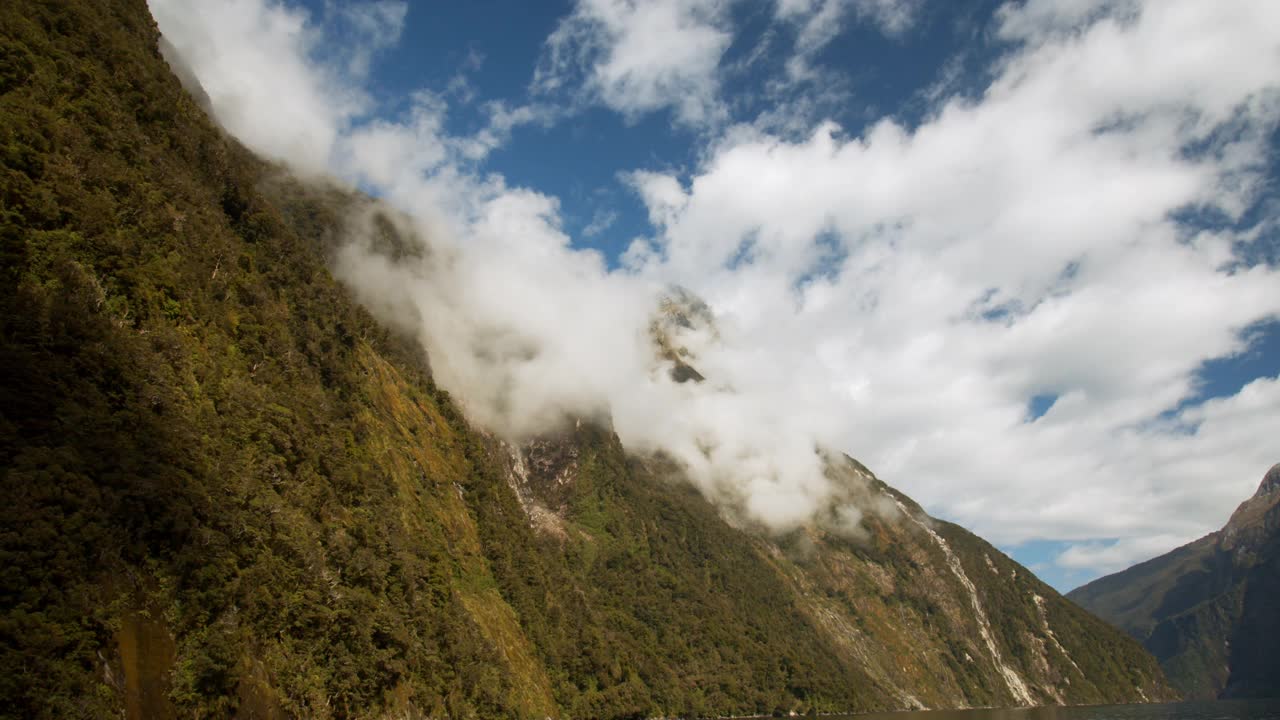 壮观的标志性景观，瀑布从米尔福德湾的山上流入海洋视频素材