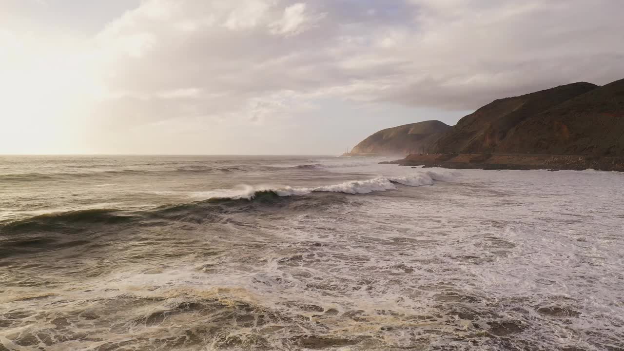 巨大的风暴激起了棕色浑浊的海浪，冲击着加利福尼亚海岸视频素材