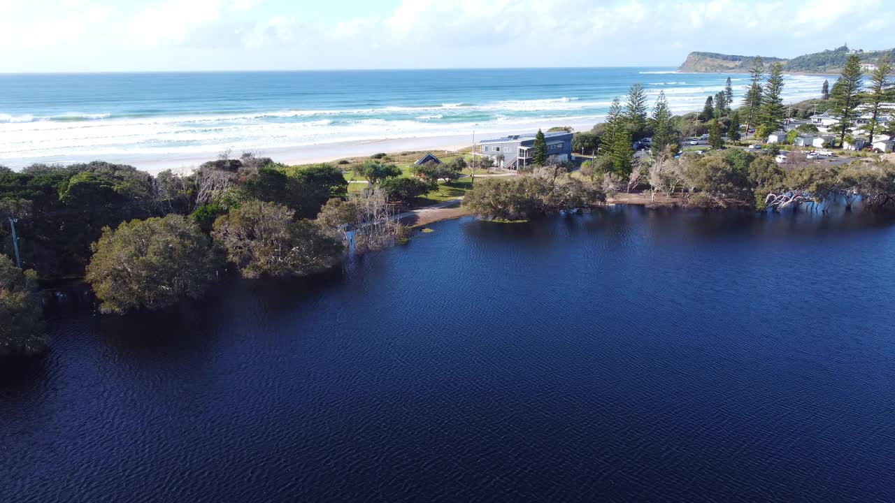 海边湖的鸟瞰图视频素材