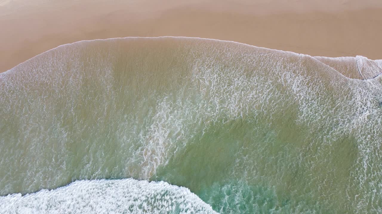 海滩海浪鸟瞰图视频素材