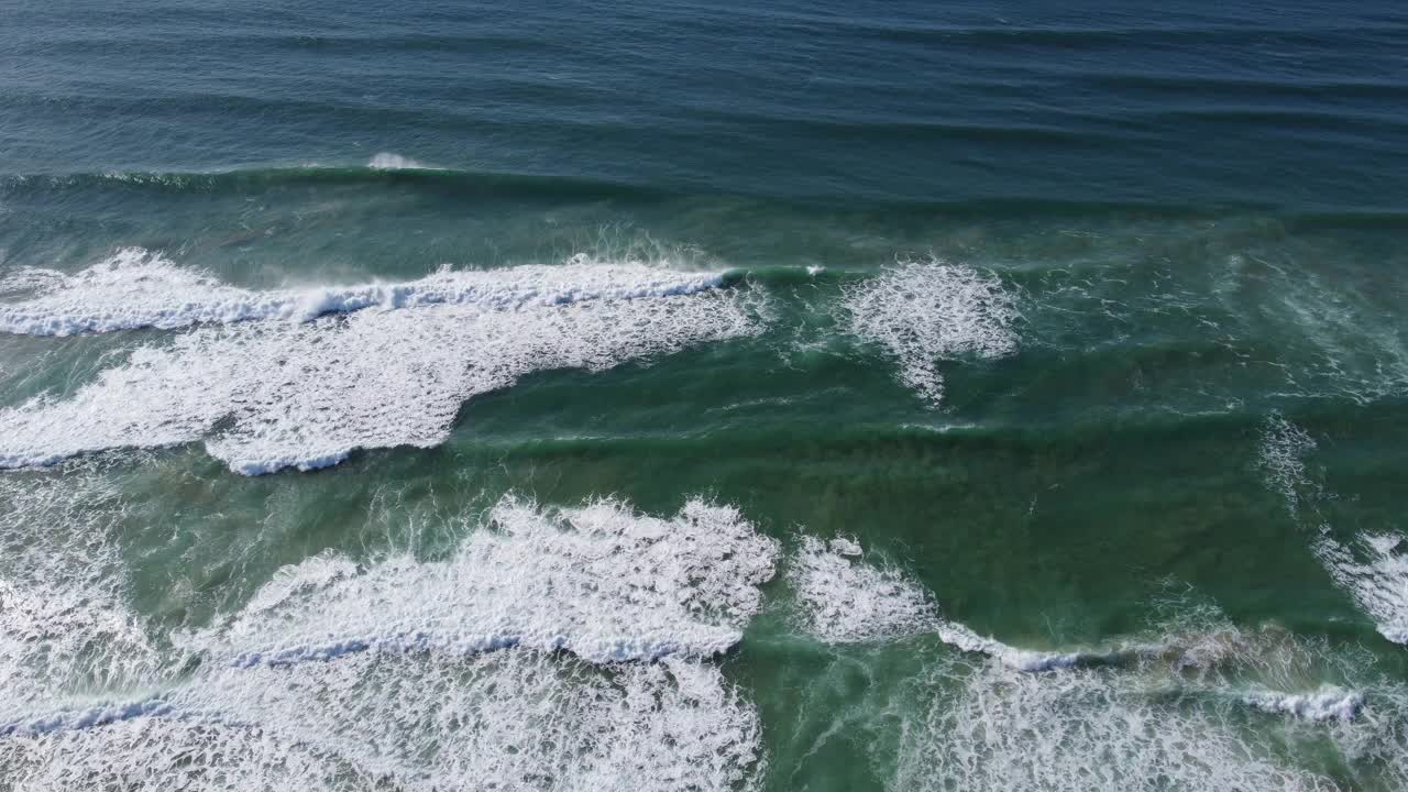 海滩海浪鸟瞰图视频素材