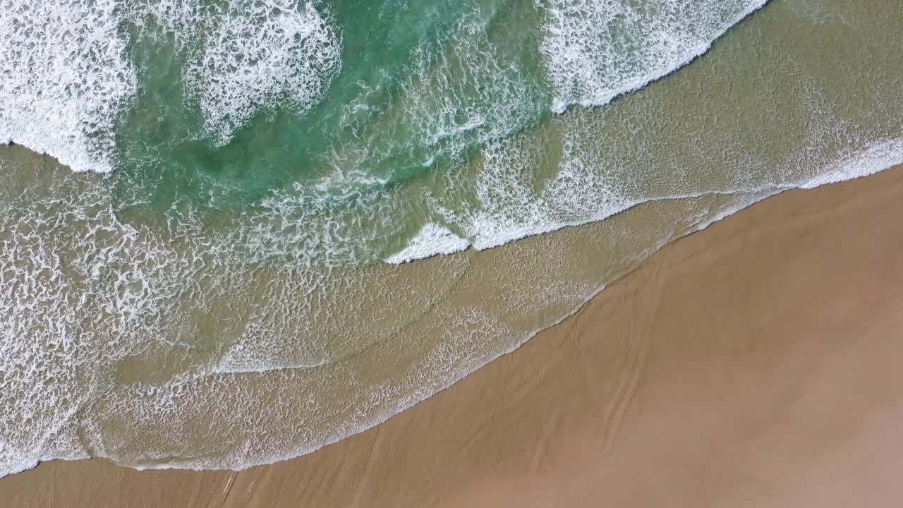 海滩海浪鸟瞰图视频素材