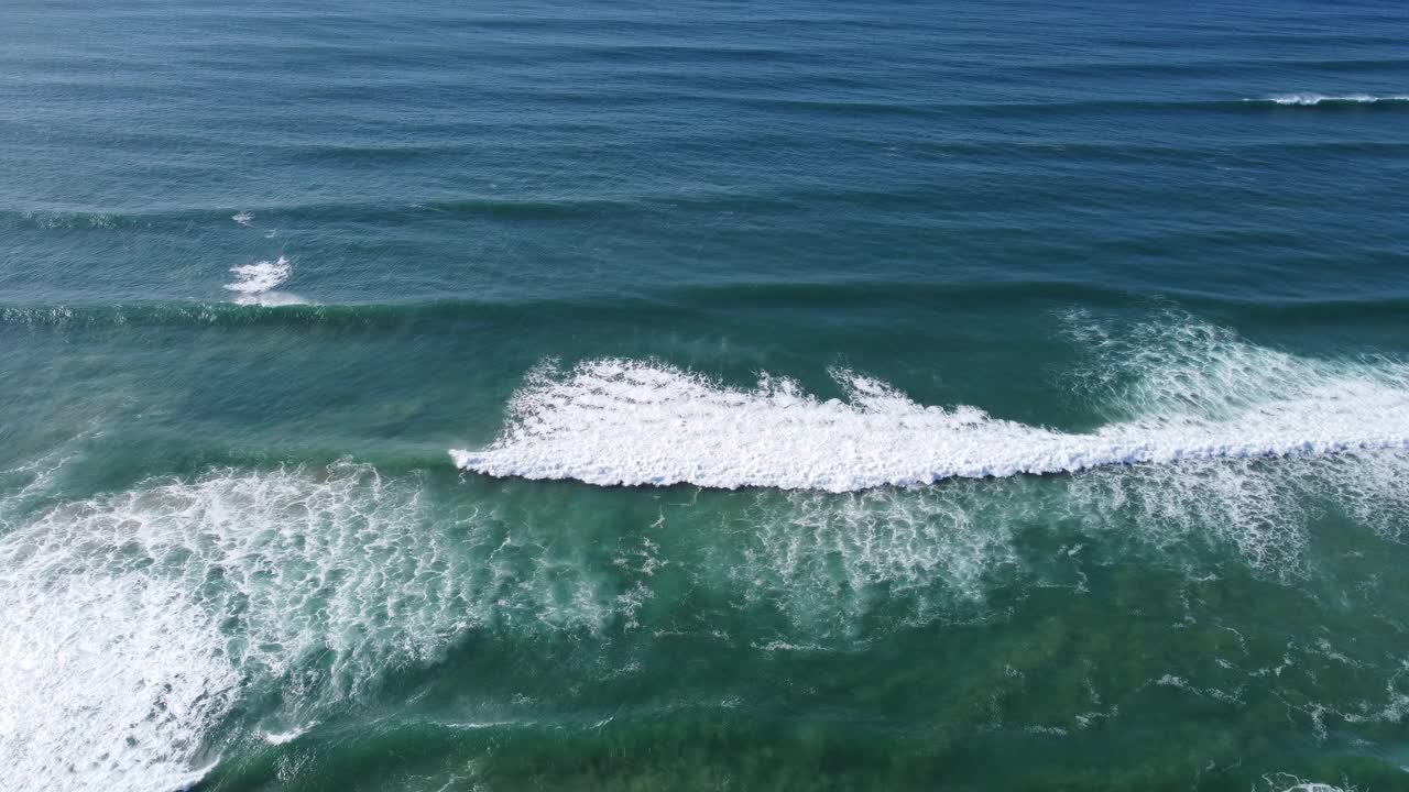 海滩海浪鸟瞰图视频素材