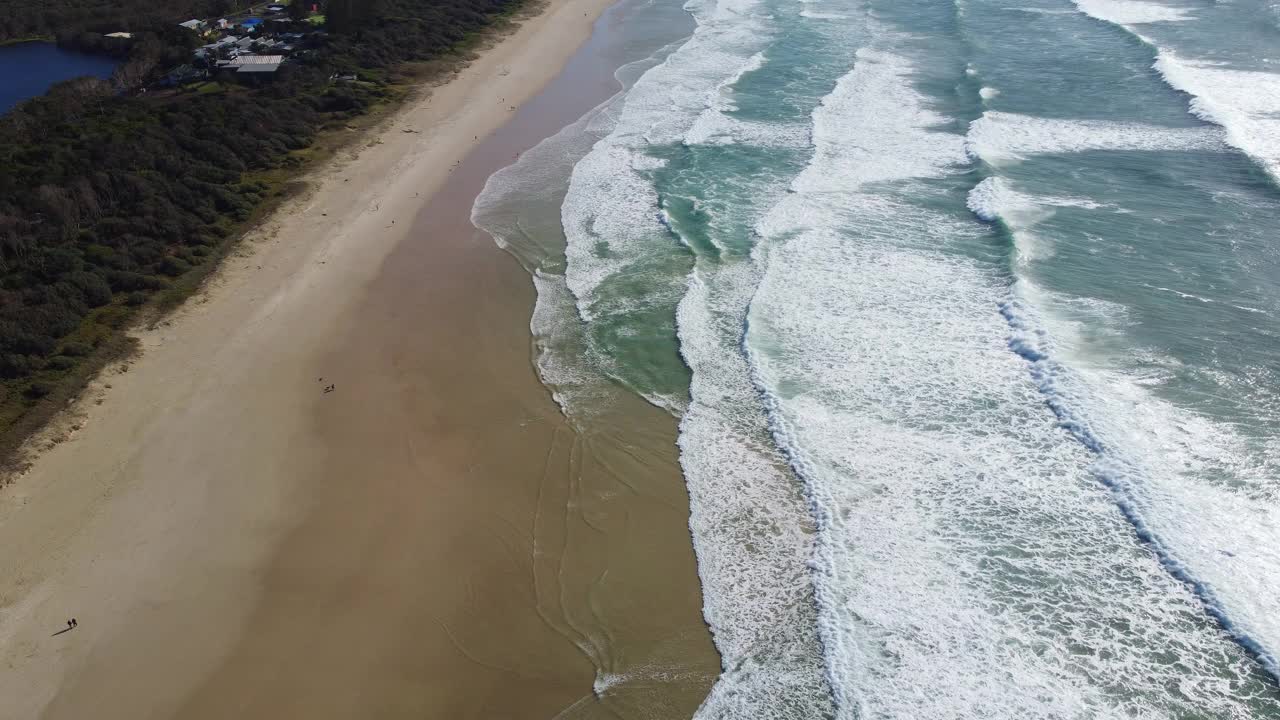 海滩海浪鸟瞰图视频素材