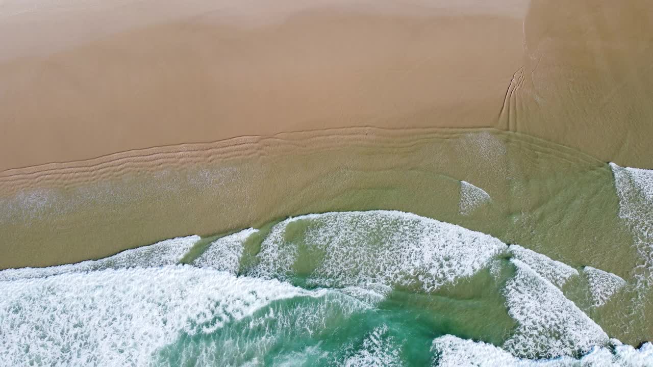 海滩海浪鸟瞰图视频素材