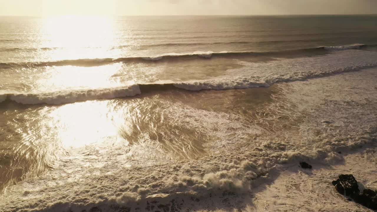 巨大的风暴激起了棕色浑浊的海浪，冲击着加利福尼亚海岸视频素材