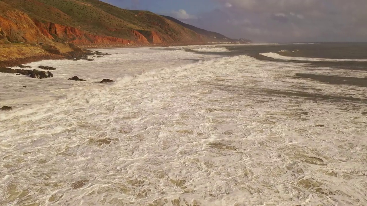 巨大的风暴激起了棕色浑浊的海浪，冲击着加利福尼亚海岸视频素材