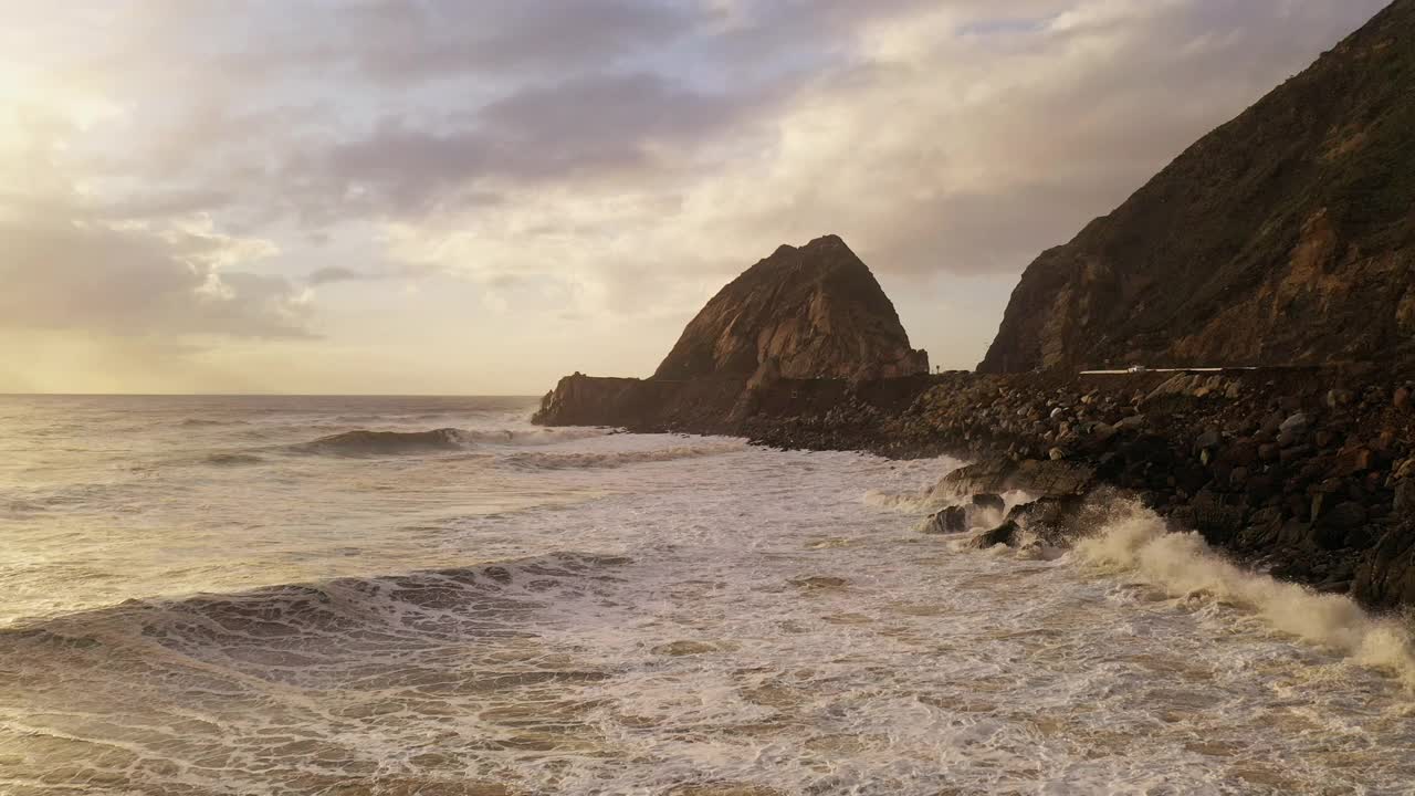 巨大的风暴激起了棕色浑浊的海浪，冲击着加利福尼亚海岸视频素材