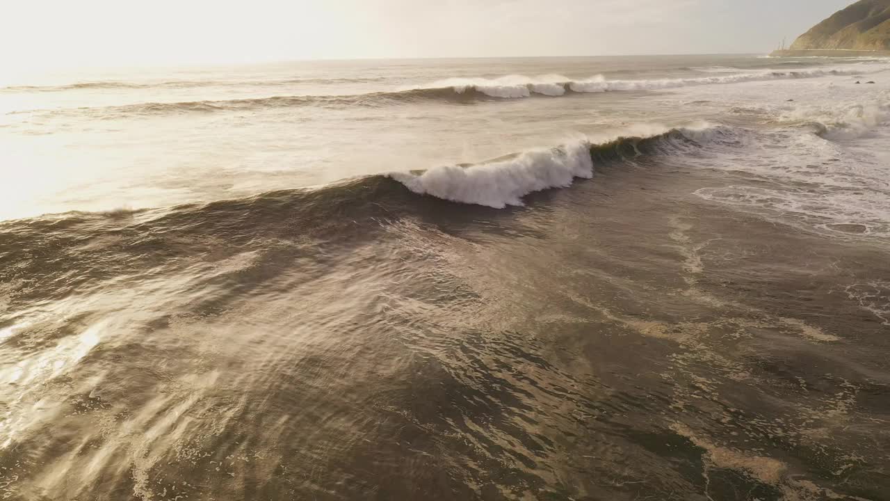 巨大的风暴激起了棕色浑浊的海浪，冲击着加利福尼亚海岸视频素材