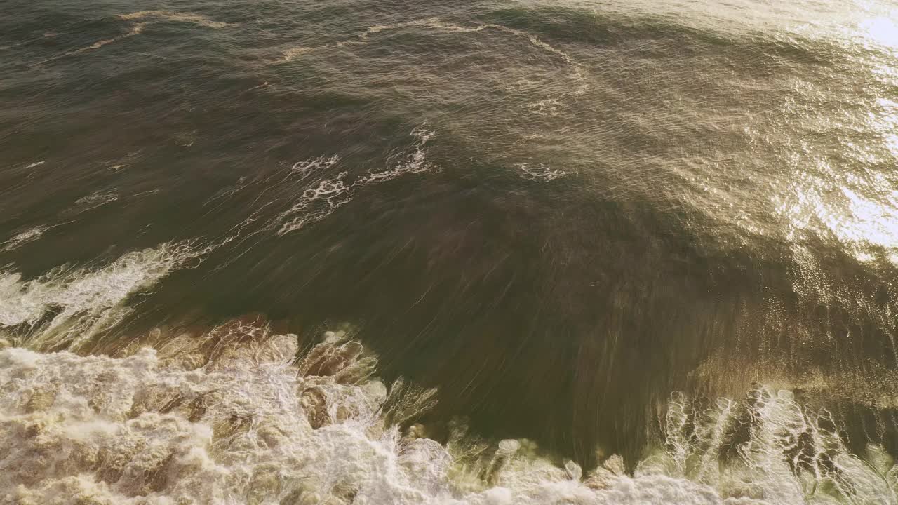 巨大的风暴激起了棕色浑浊的海浪，冲击着加利福尼亚海岸视频素材