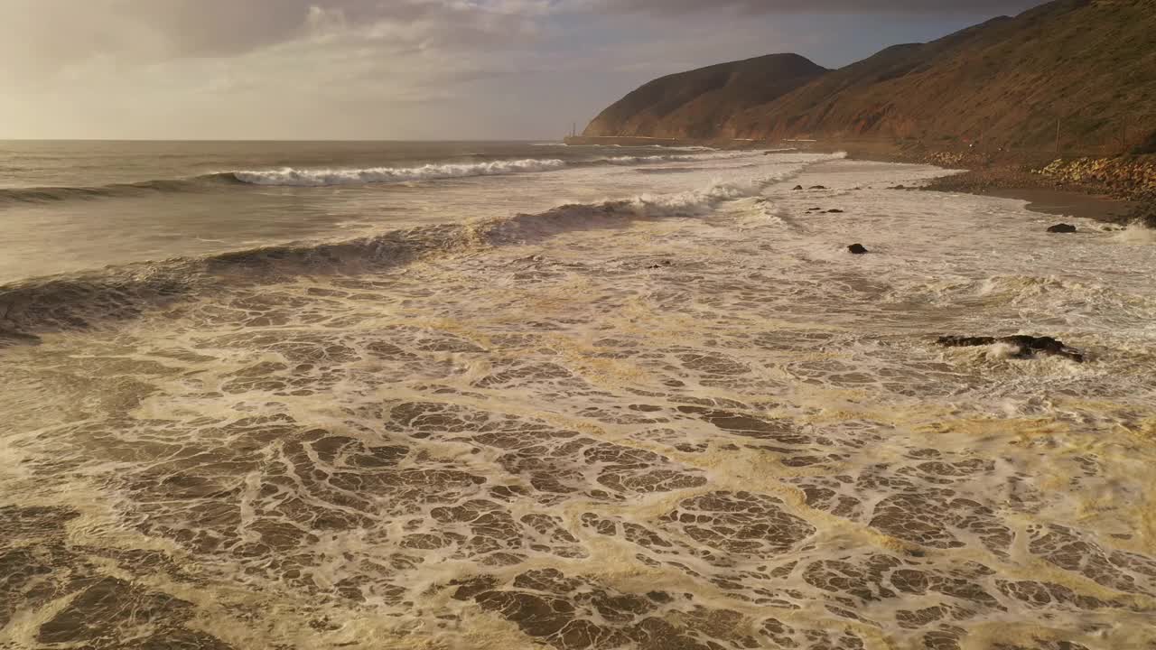 巨大的风暴激起了棕色浑浊的海浪，冲击着加利福尼亚海岸视频素材