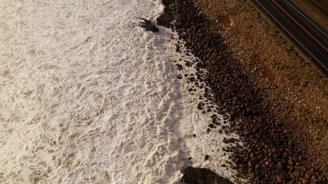 巨大的风暴激起了棕色浑浊的海浪，冲击着加利福尼亚海岸视频素材