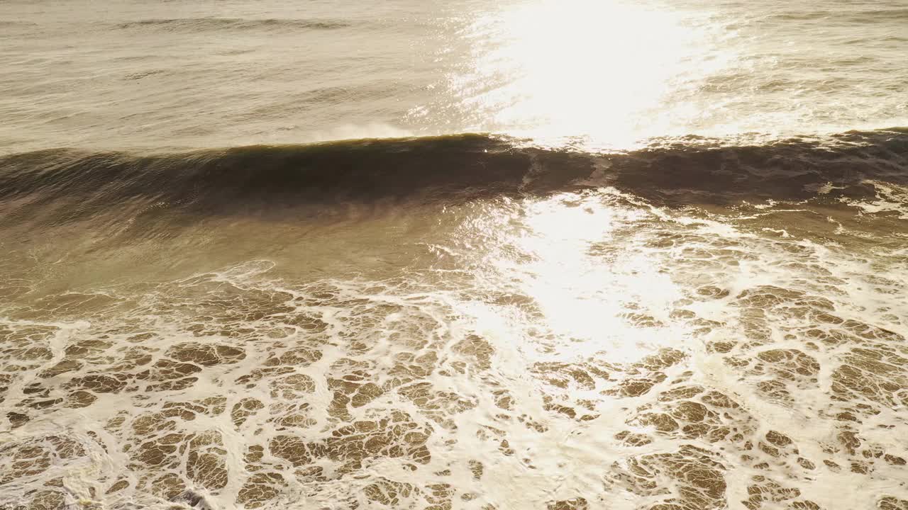 巨大的风暴激起了棕色浑浊的海浪，冲击着加利福尼亚海岸视频素材