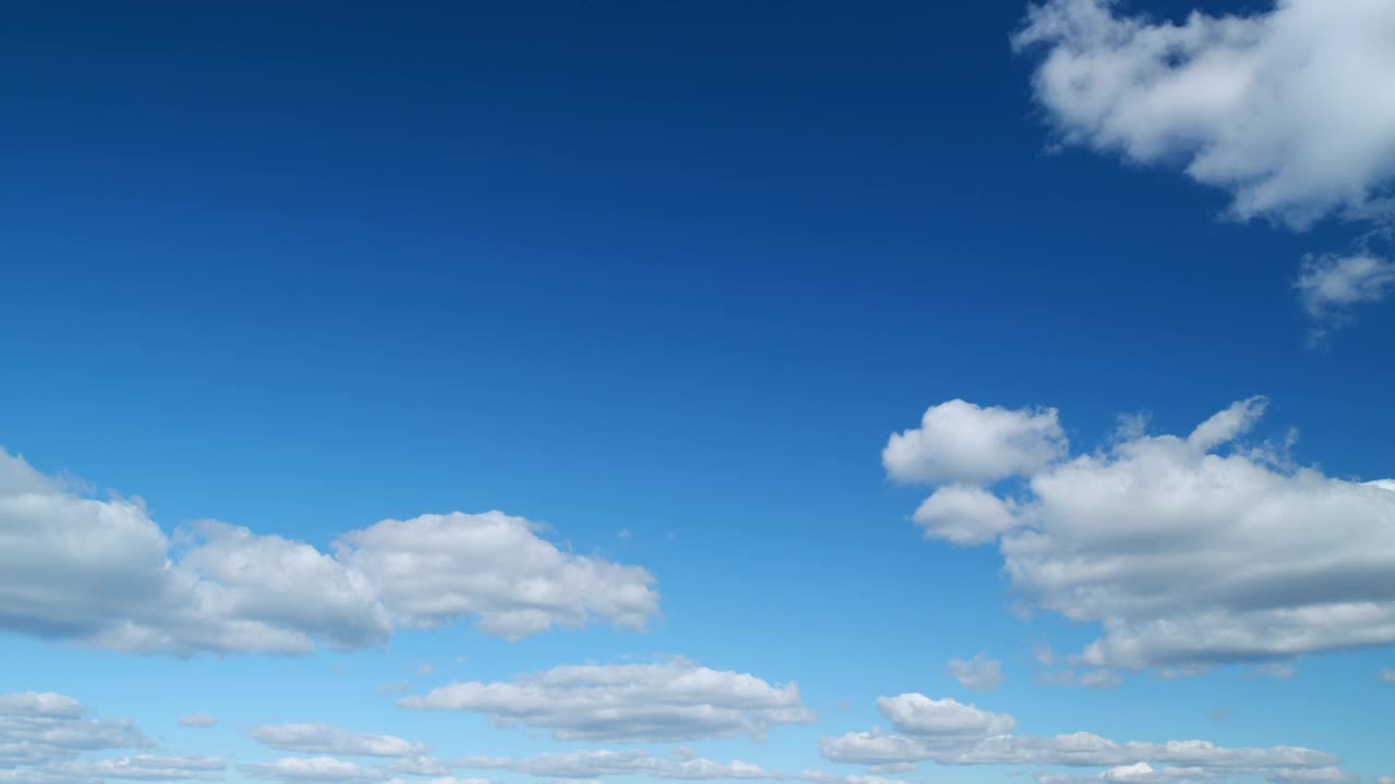 明亮晴朗的天空与美丽的分层云景。大自然天气蓝天。天气背景。间隔拍摄。视频素材