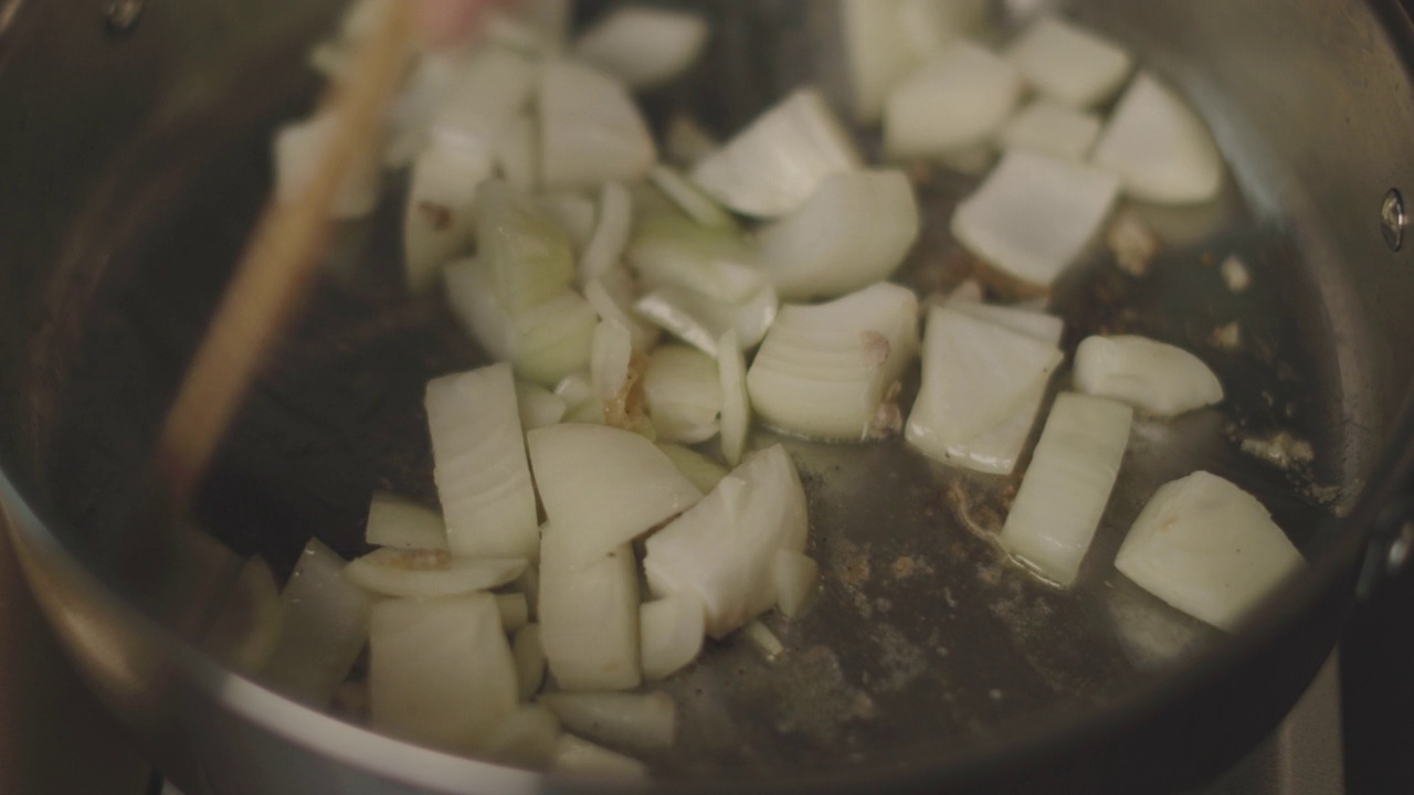 frying onion in a sauté pan视频素材