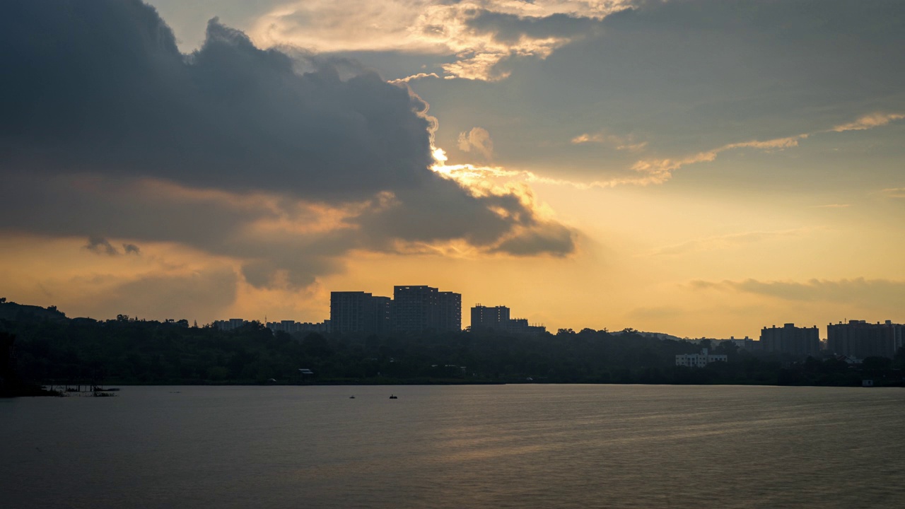 在印度马哈拉施特拉邦浦那市，美丽的黄金时间日落和城市景观视频素材