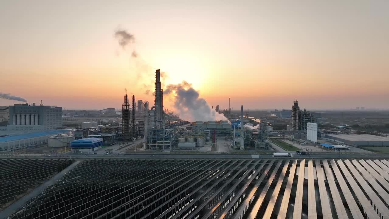 夕阳下的炼油厂和太阳能发电站视频素材