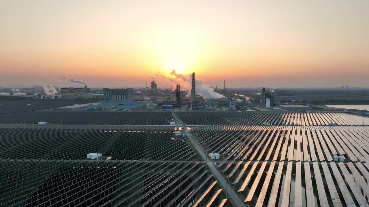 夕阳下的炼油厂和太阳能发电站视频素材