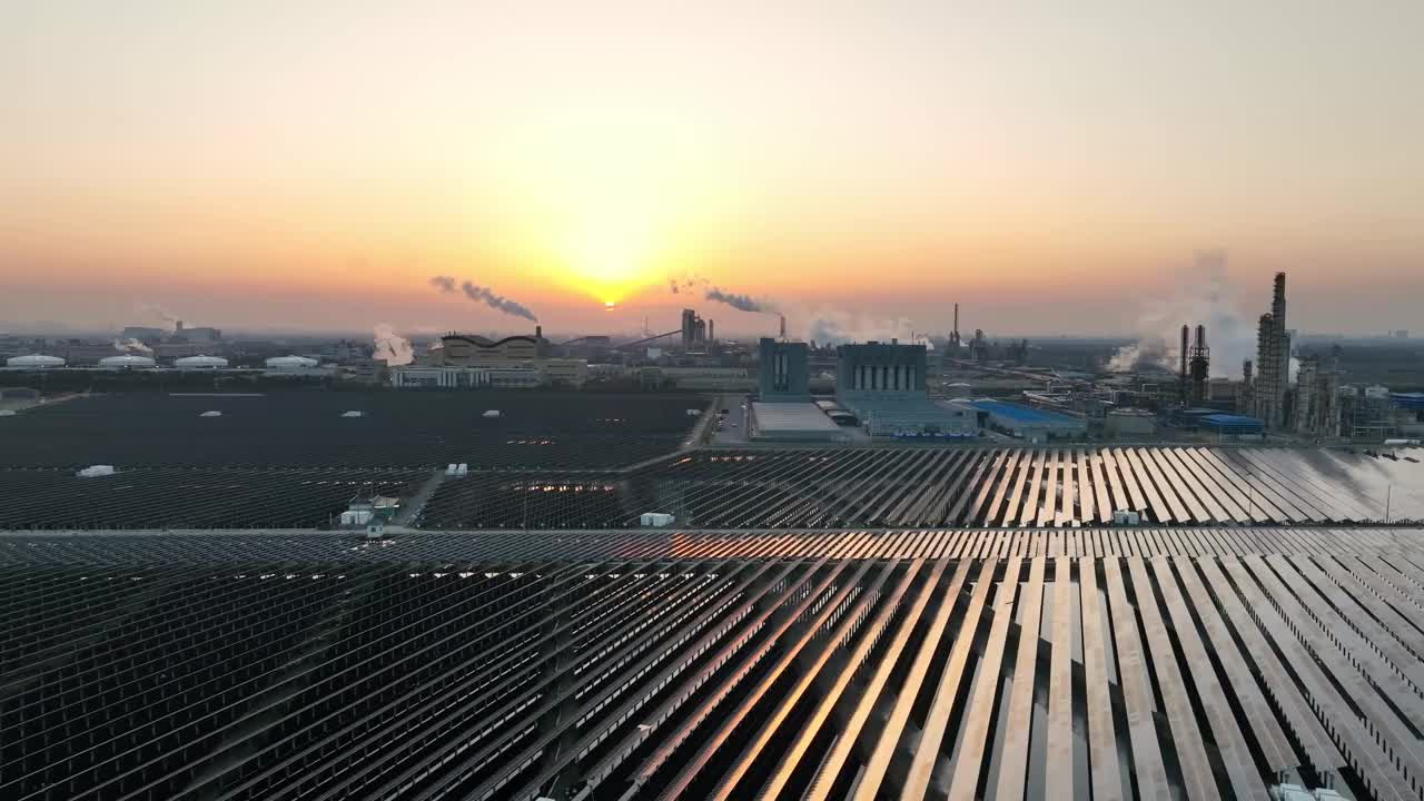 夕阳下的炼油厂和太阳能发电站视频素材