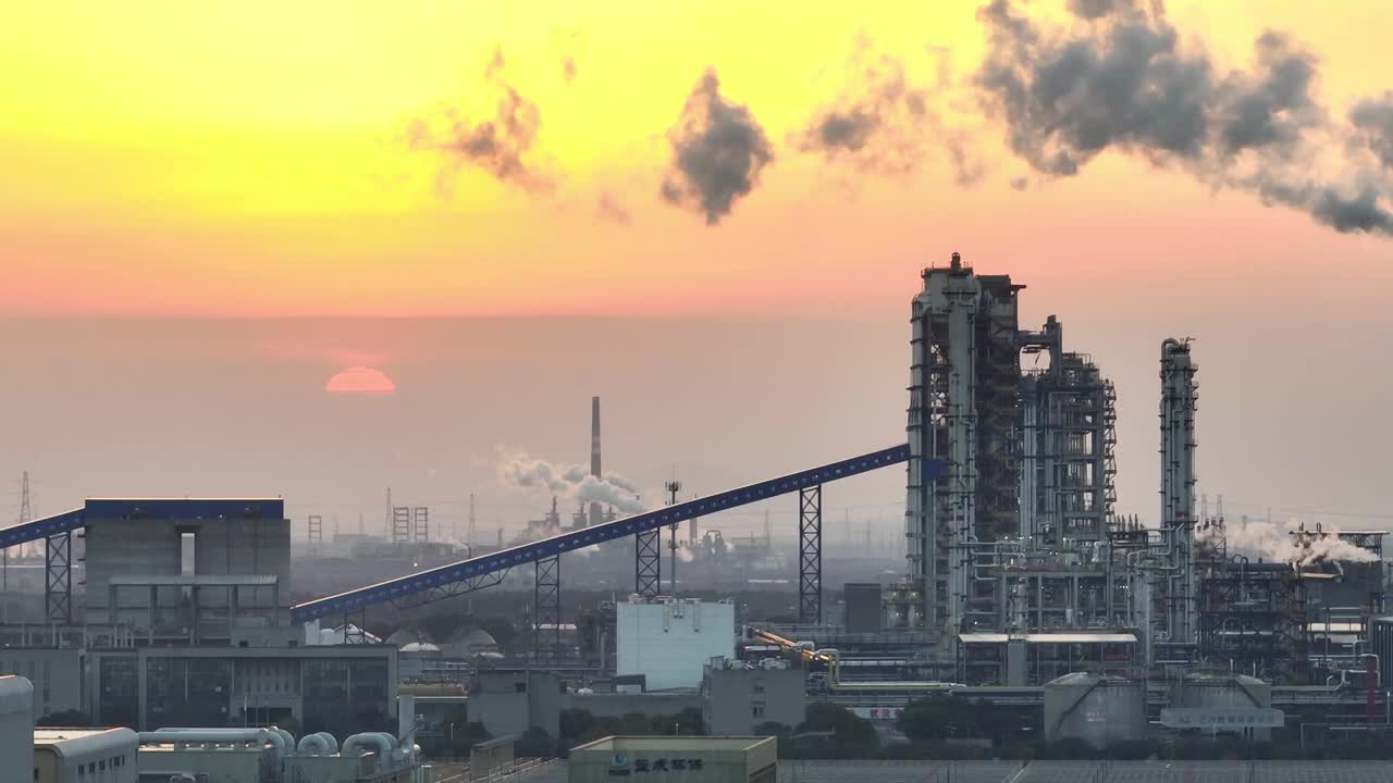 夕阳下的石油炼化工业视频素材