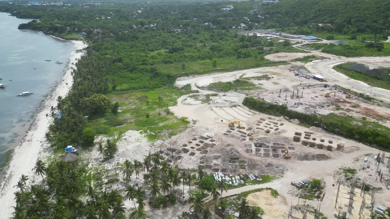 热带岛屿海岸的建筑工地。无人机拍摄的海岸与用于在海岸上建造新的舒适酒店的建筑设备。菲律宾热带岛屿的开发视频素材