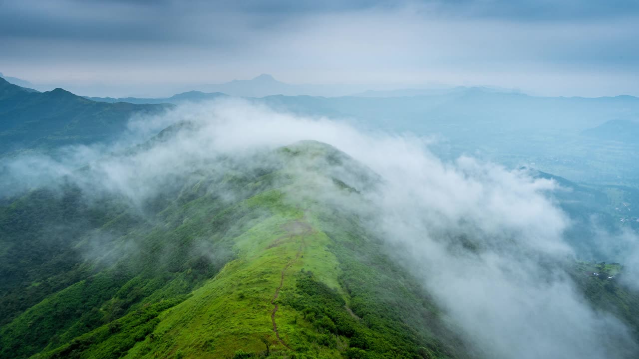 印度马哈拉施特拉邦西高止山脉Sahyadri山脉低空凝结云的时间变化视频素材