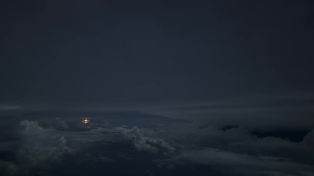 飞行之间的雷暴夜间时间(驾驶舱POV镜头)时间推移视频素材