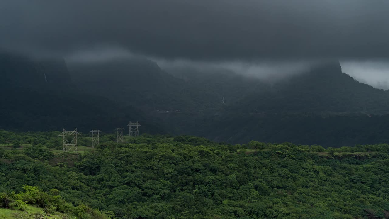 印度马哈拉施特拉邦西高止山脉的Sahyadri山脉和季风云的时间变化视频素材