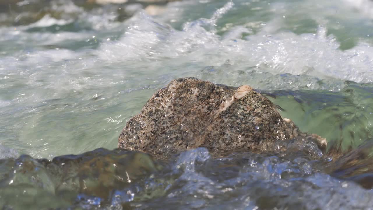 泉水流过小岩石视频素材