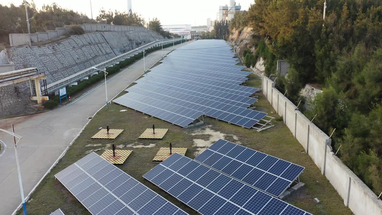 太阳能电池板和风力涡轮机视频素材