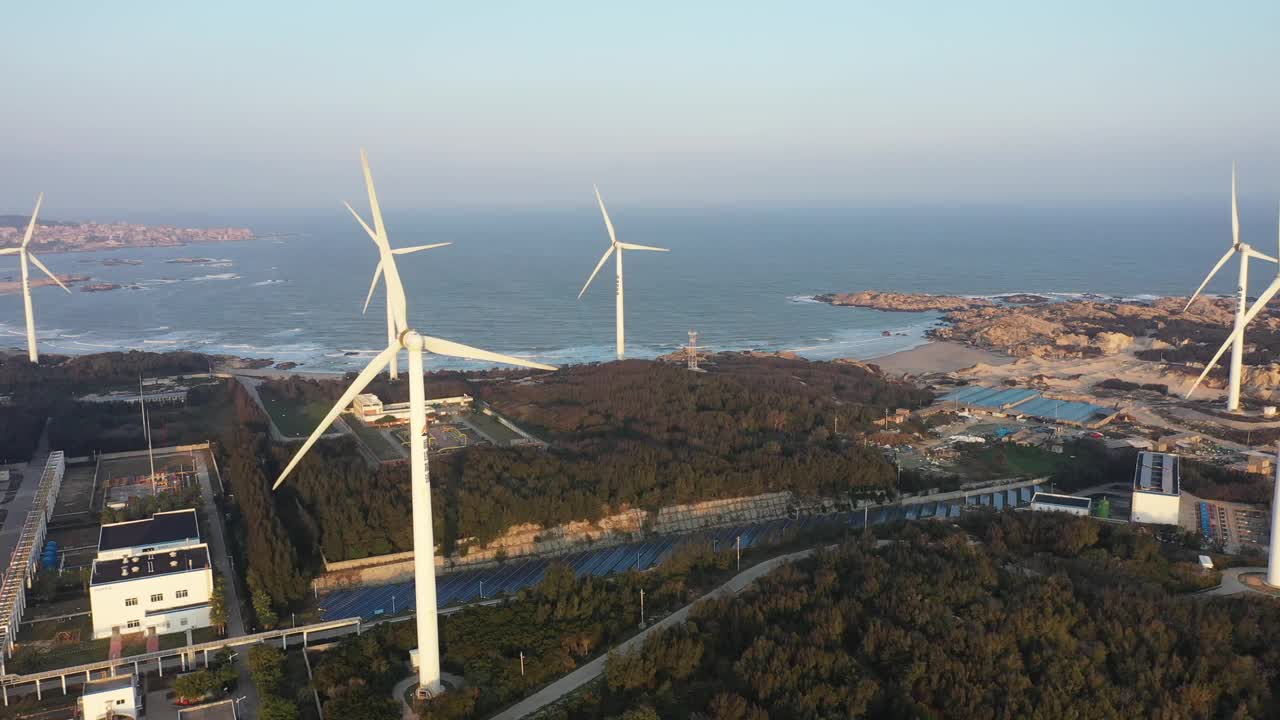 太阳能电池板和风力涡轮机视频素材