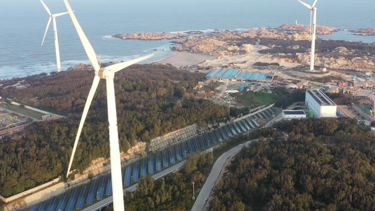 太阳能电池板和风力涡轮机视频素材