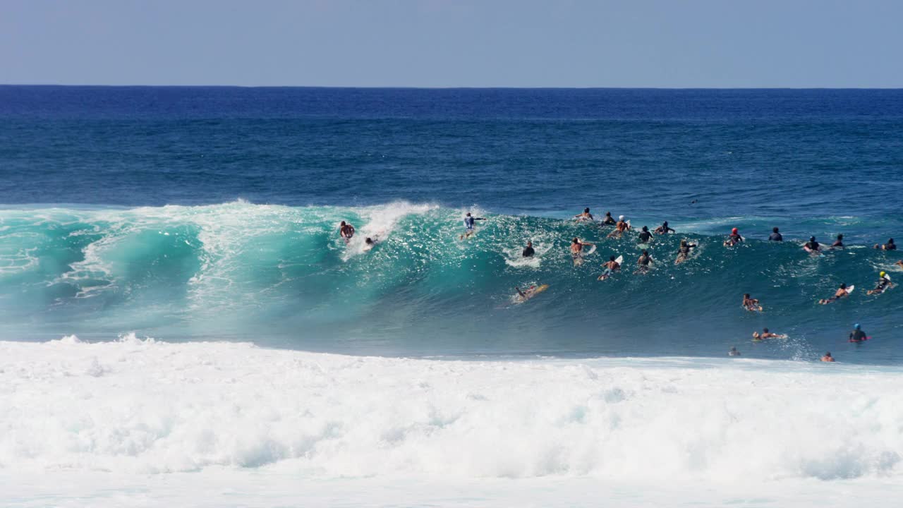 慢镜头拍摄一个男性冲浪者熟练地驾驭海浪(红色镜头)——夏威夷瓦胡岛视频素材