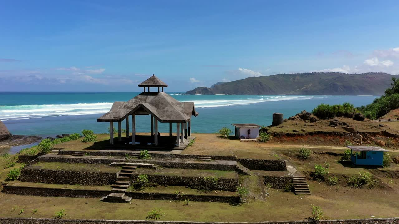 在阳光明媚的日子里，在沙滩上拍摄美丽的露台风景-印度尼西亚龙目岛视频素材