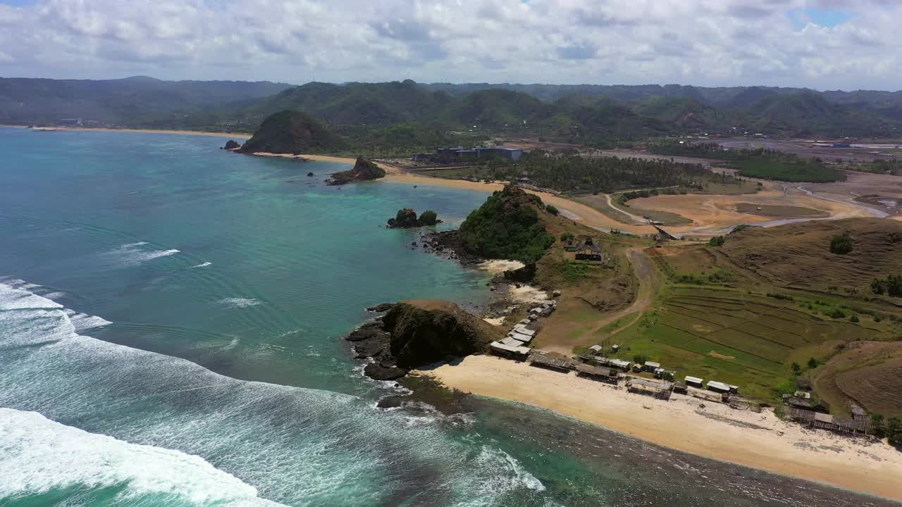 山地上的结构的空中美景，无人机在海岸线上向前飞行-龙目岛，印度尼西亚视频素材