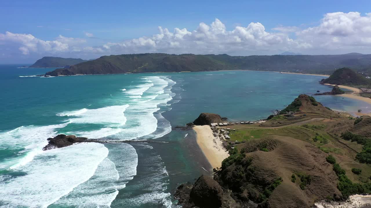 空中平移风景山反对多云的天空，无人机在晴天飞越海洋-龙目岛，印度尼西亚视频素材