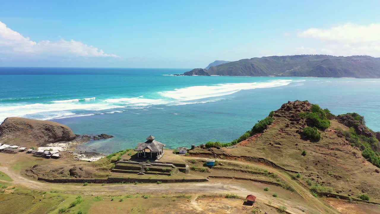 空中风景拍摄的凉亭海浪的大海，无人机降落在阳光灿烂的日子-龙目岛，印度尼西亚视频素材