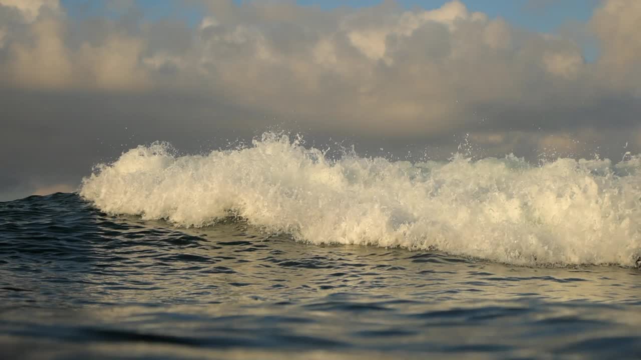 在多云的天空中海洋海浪的慢动作美丽的观点-龙目岛，印度尼西亚视频素材