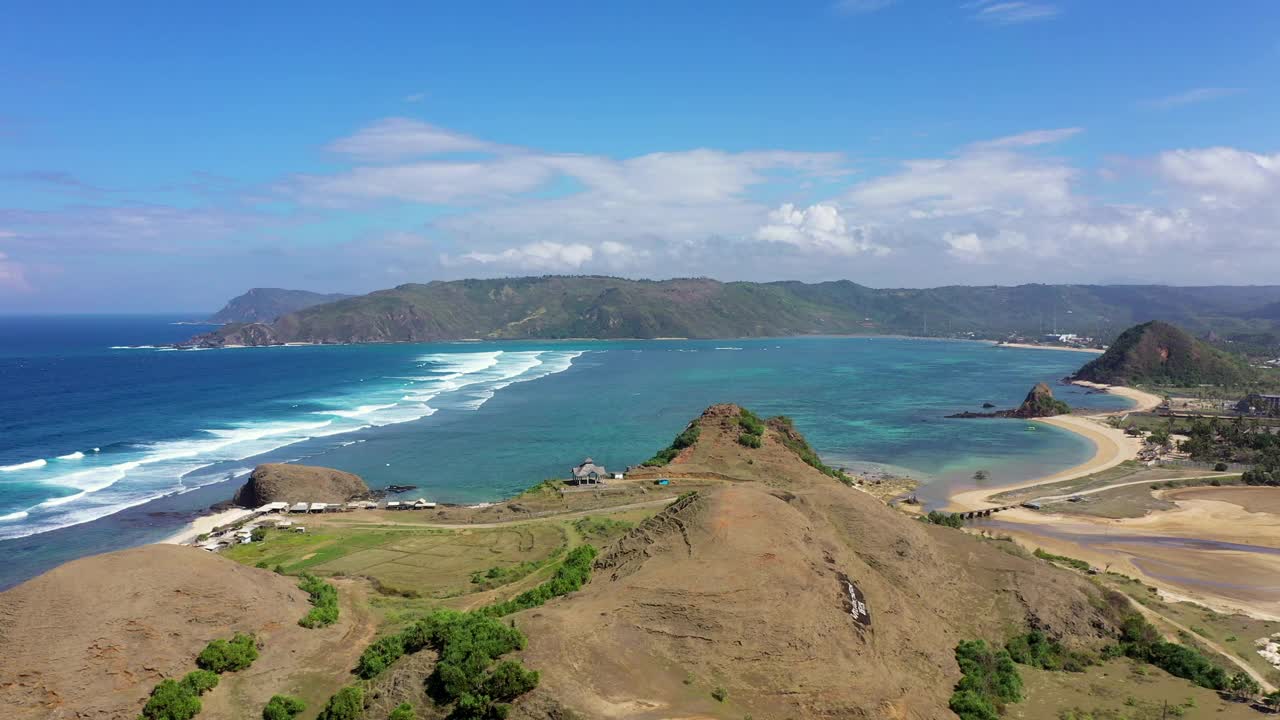 空中平移拍摄的露台上的山地景观海滩，无人机在阳光明媚的一天飞越海岸线-龙目岛，印度尼西亚视频素材