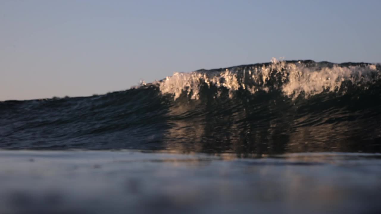 海浪在海洋中飞溅，天空清澈——印度尼西亚龙目岛视频素材