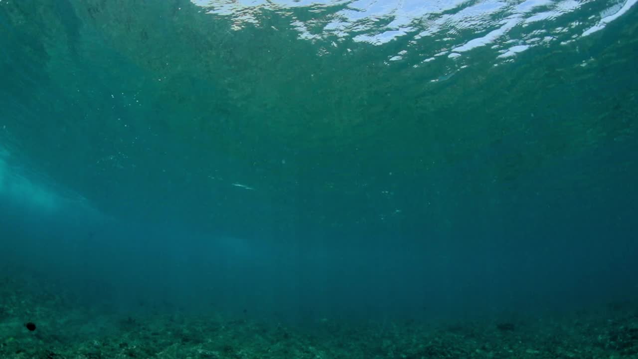 水下多云海浪的慢镜头——马尔代夫的thulushoo视频素材